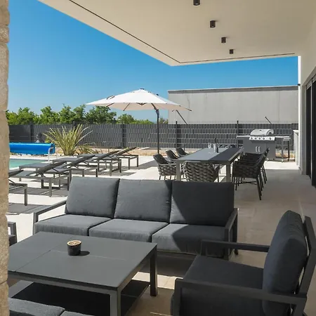 Beautiful Home In Tar Casa vacanze